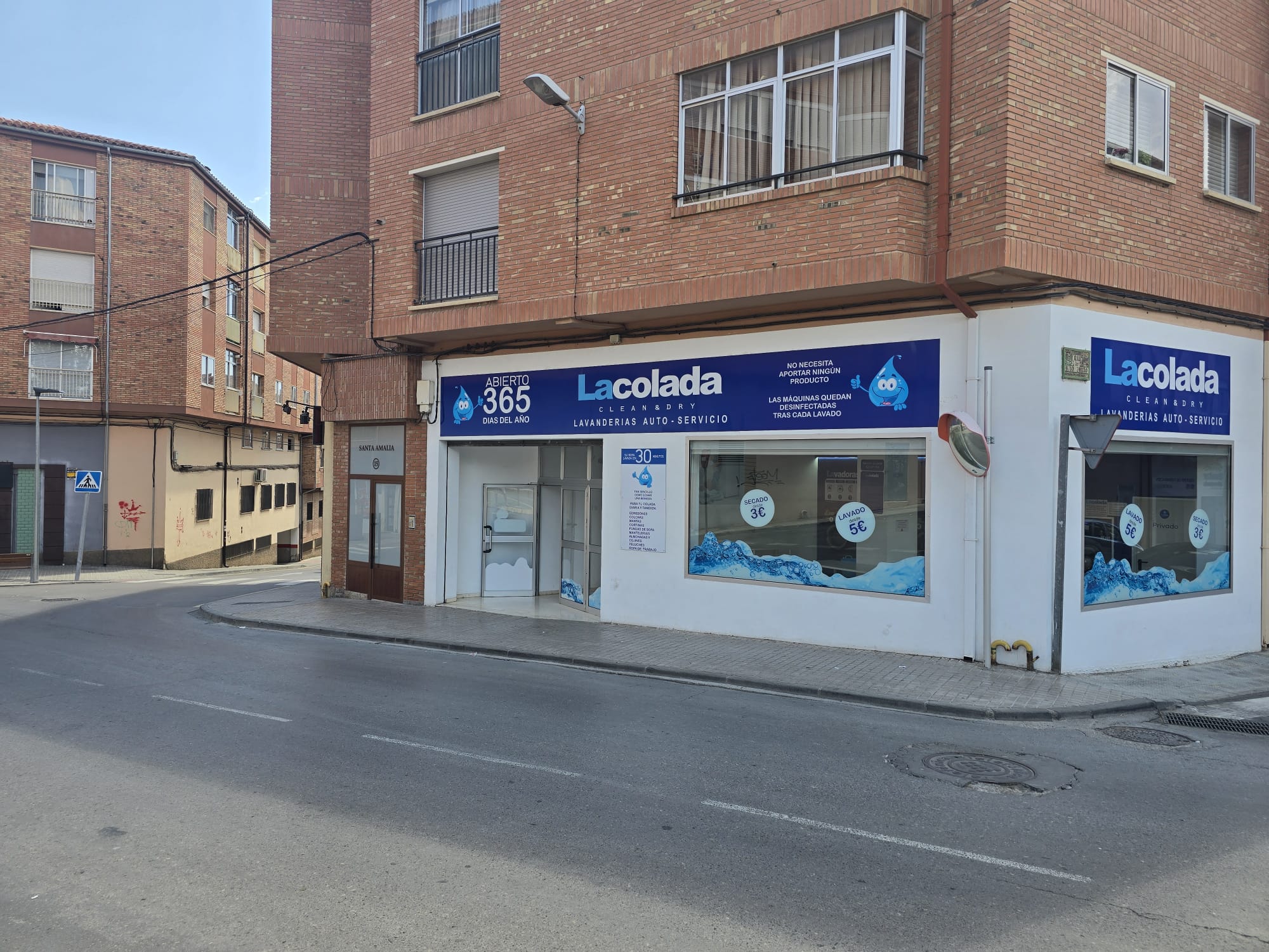 Fachada de LaColada en Calle Santa Amalia 15
